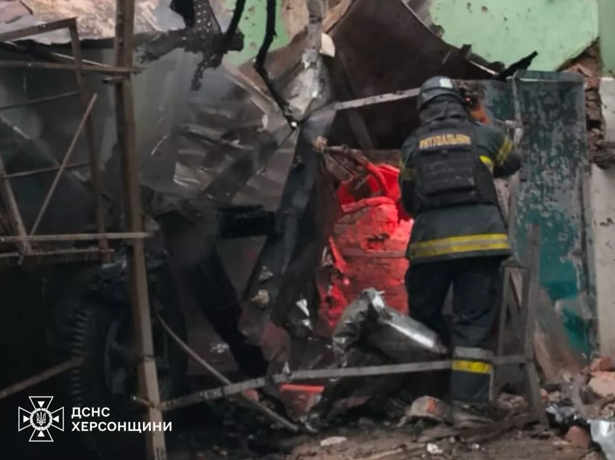 Russian attacks on residential buildings in Kherson cause fires, injuries Photo