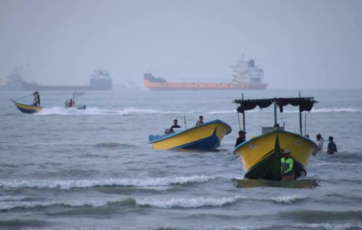 Ships passing through Strait of Hormuz fall to seven
