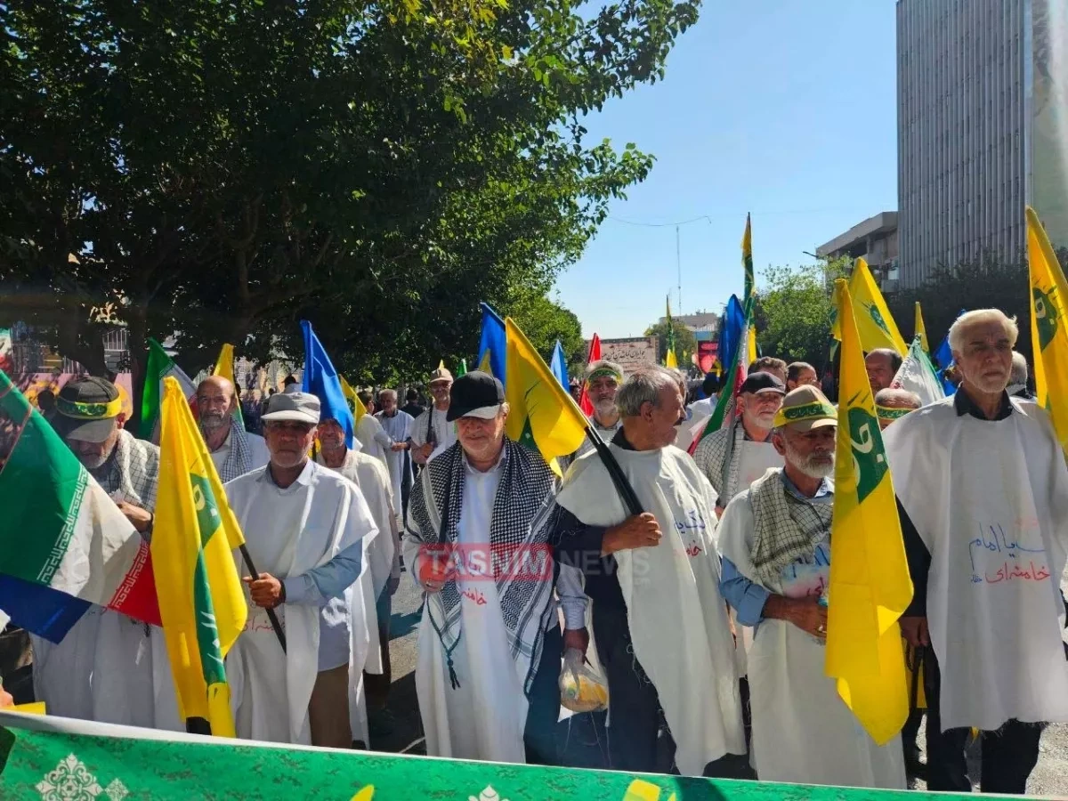 Iran’s huge public exercise draws 313,000 to Tehran parade VIDEO