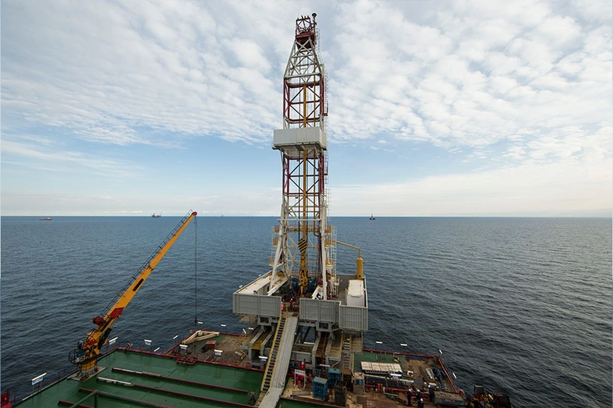 Azerbaijani oil moves down in price