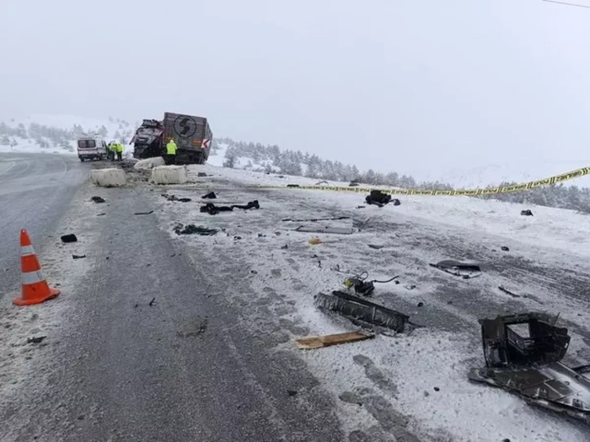 Azerbaijani truck driver dies in fatal Türkiye collision PHOTO