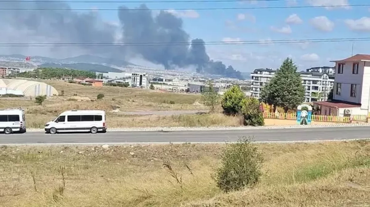 Logistics warehouse catches fire in Istanbul’s Tuzla district PHOTO