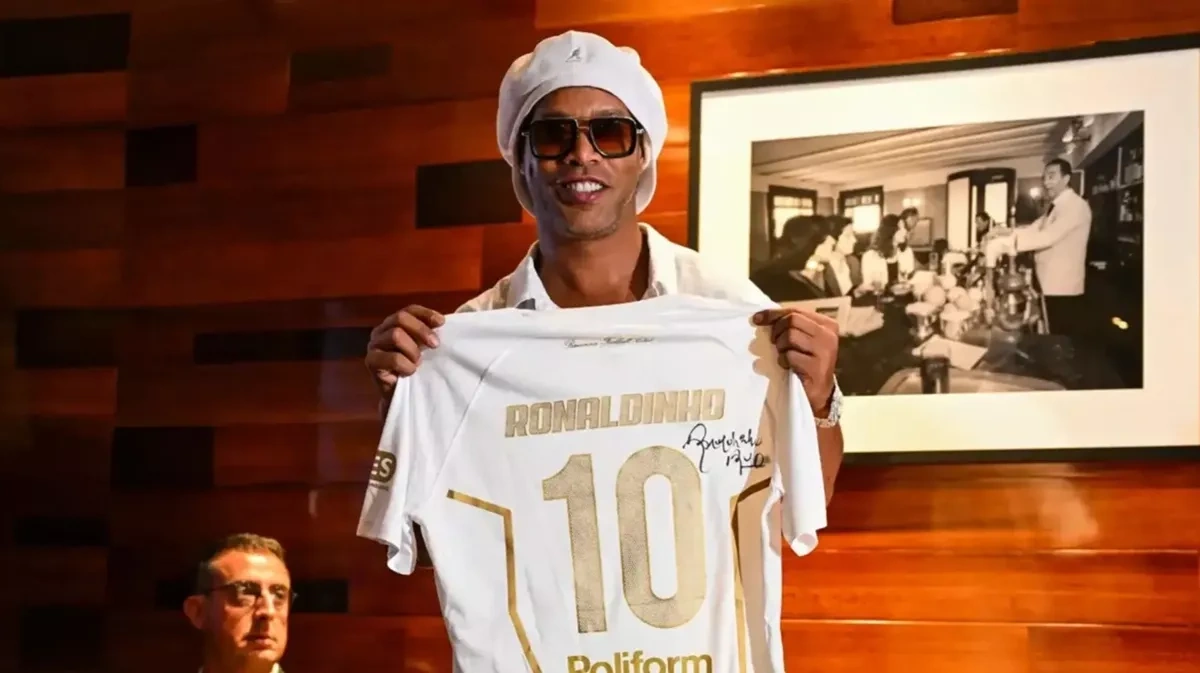 Ronaldinho presented as Ravenna player in Italian serie C