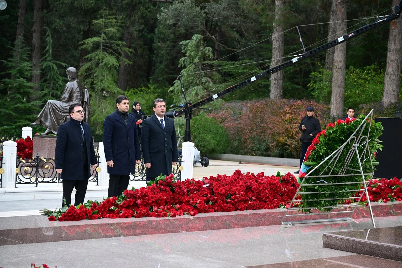 Azerbaijan's MEDIA and Audiovisual Council reps visit National Leader Heydar Aliyev's grave (PHOTO)