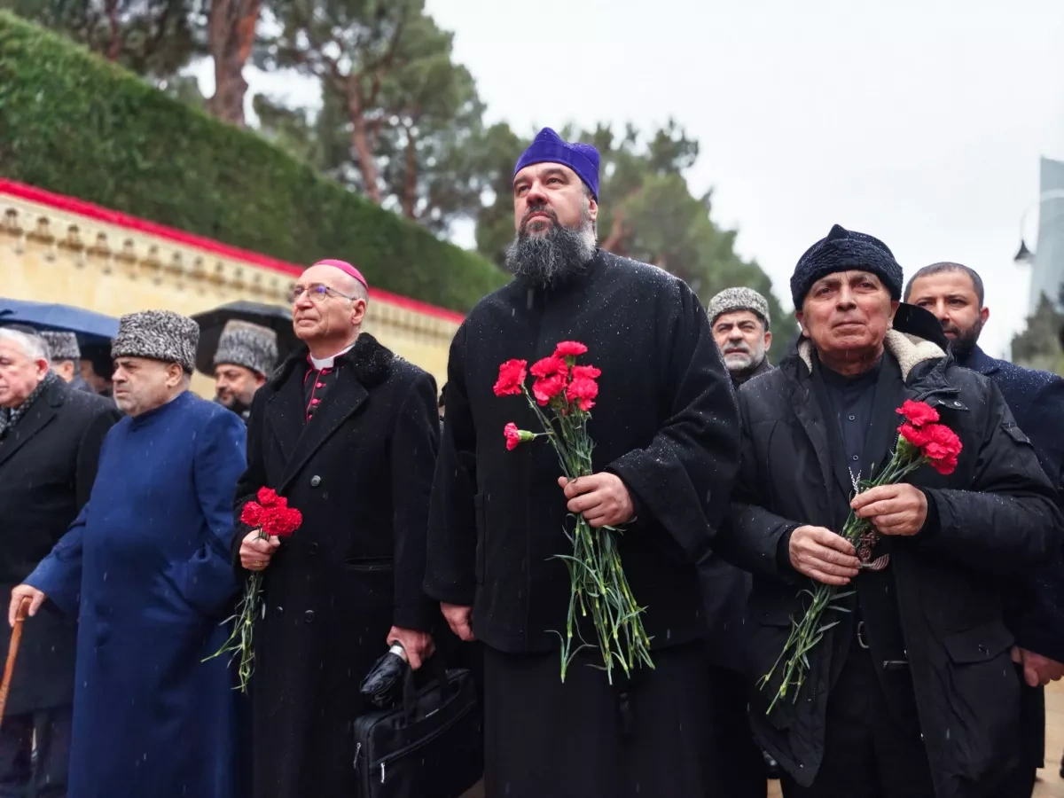 Orthodox clergy lay flowers at Alley of Martyrs for January 20 victims