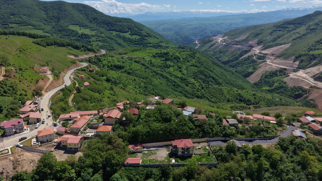 President Ilham Aliyev inspects reconstruction progress in Boyuk Galaderesi village of Shusha district, meets with residents (PHOTO)