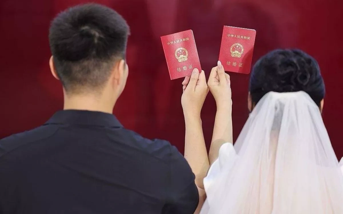 China marriage registrations fall to historic low, Bloomberg reports