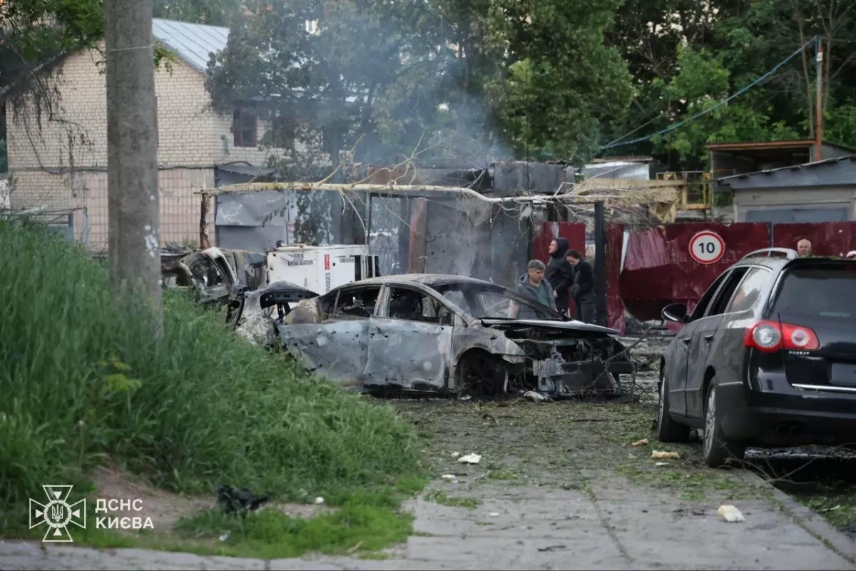 Russian attack sets Kyiv neighborhoods ablaze, killing 4, wounding 58 PHOTO