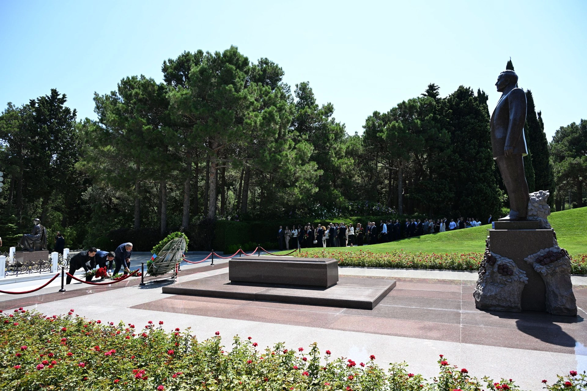 Azerbaijani media officials visit Alley of Honor to mark National Press Day (PHOTO)