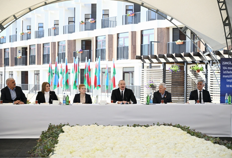 President Ilham Aliyev meets with families moving to first residential complex in Zangilan city (PHOTO)