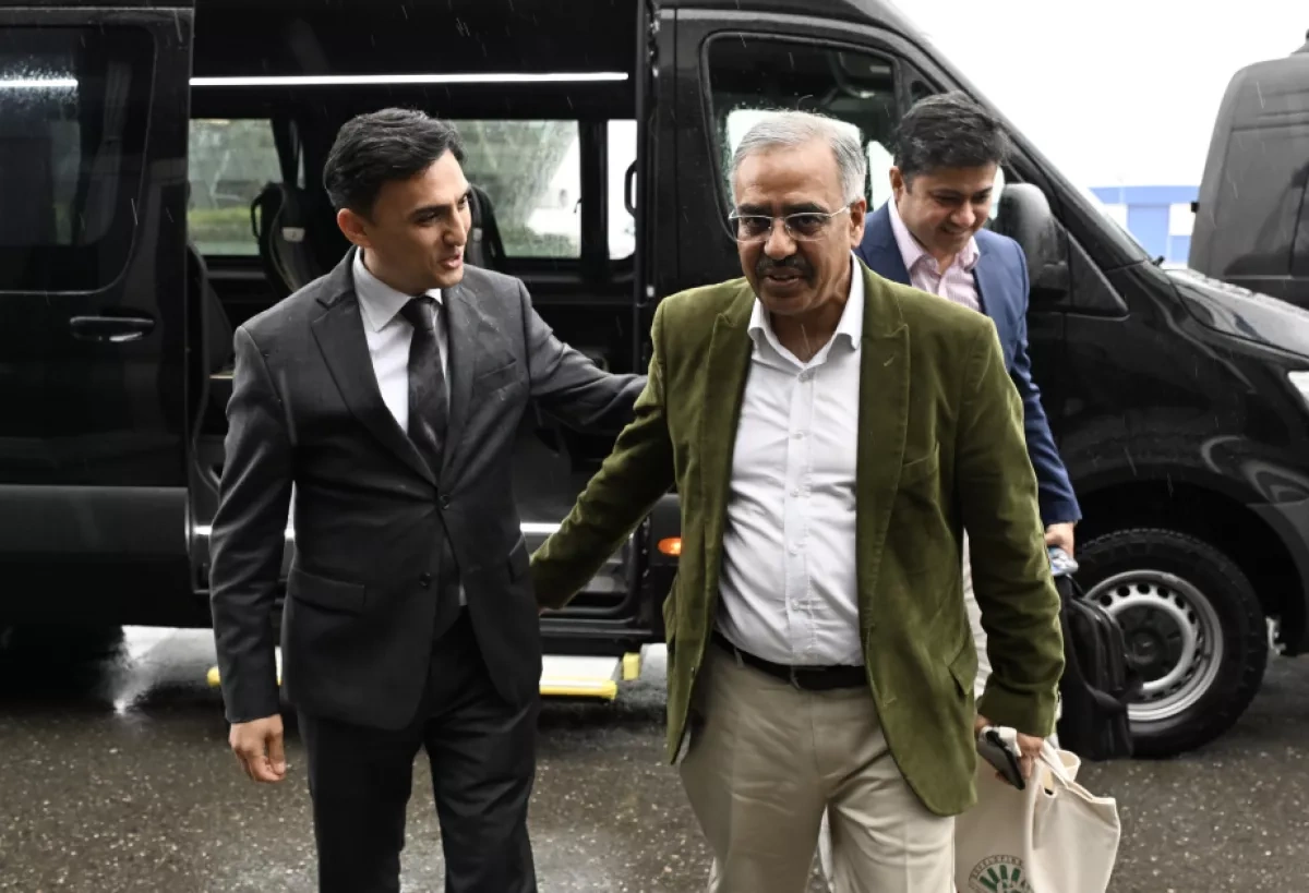 Azerbaijan welcomes D-8 Secretary-General Sohail Mahmood for WUF13