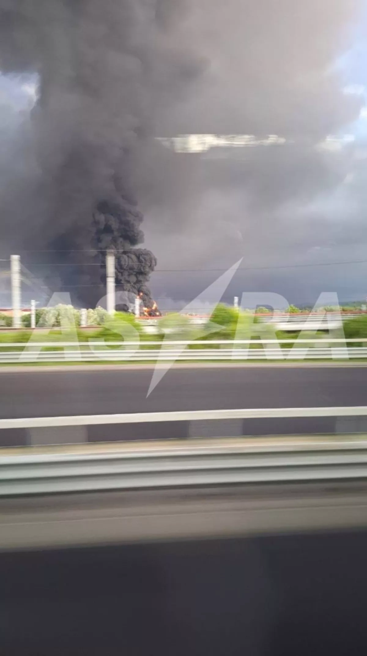 Air quality monitored in Sochi after oil facilities catch fire PHOTO