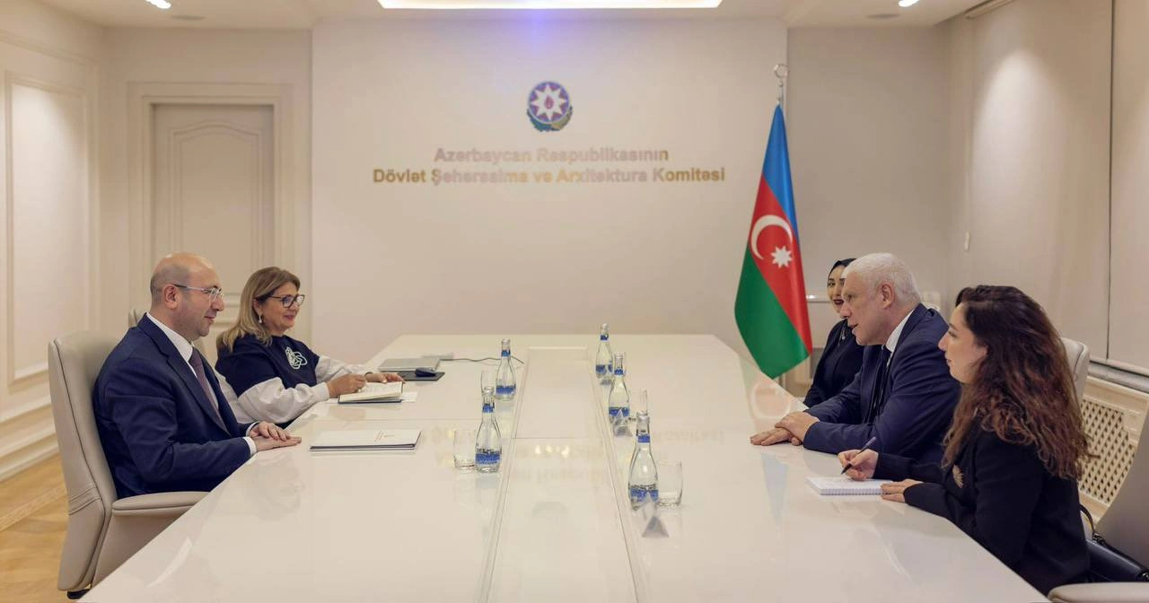 Azerbaijani official discusses preparations for WUF13 with former Serbian president