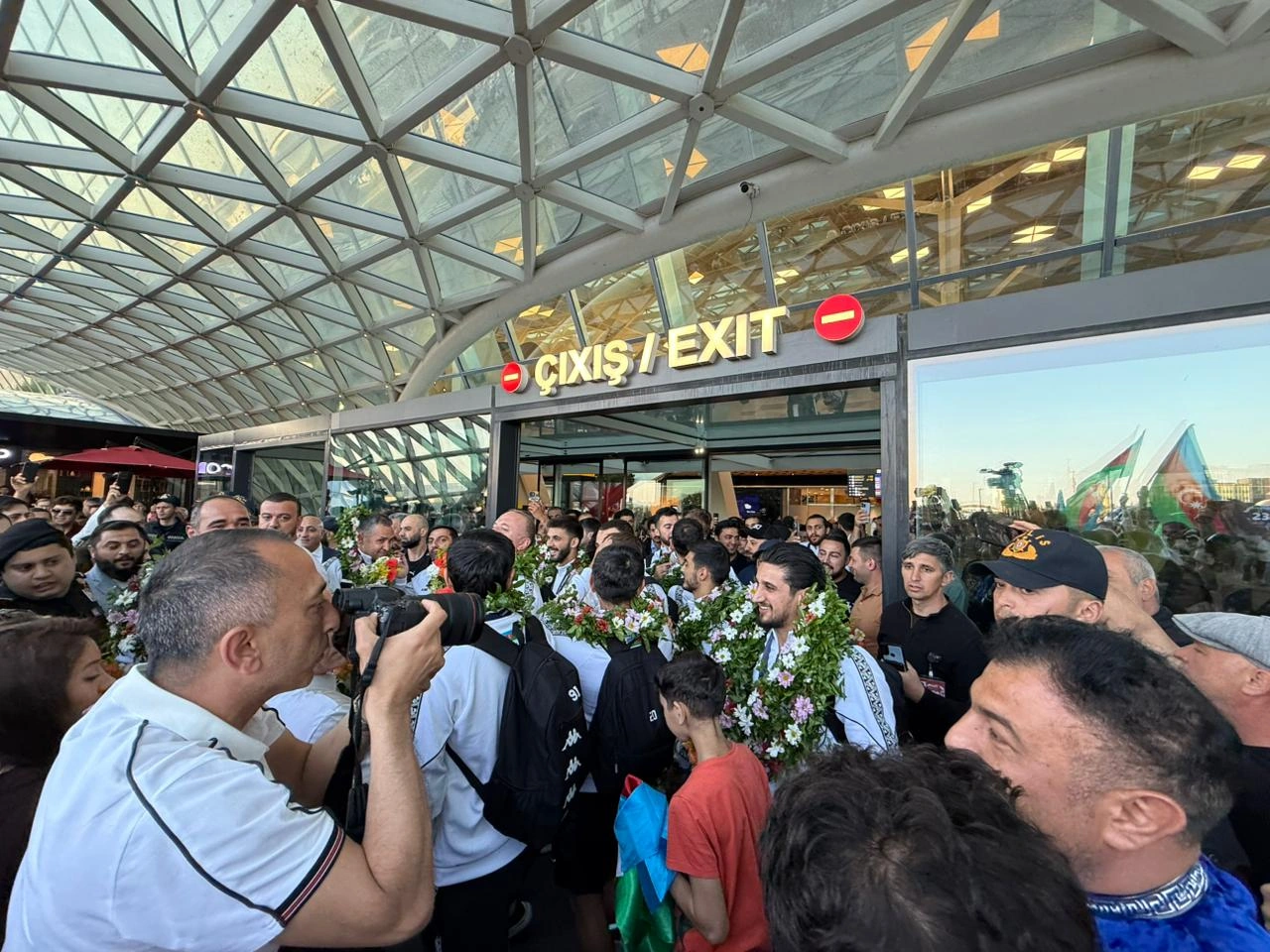 Azerbaijan’s European minifootball champions return home (PHOTO)
