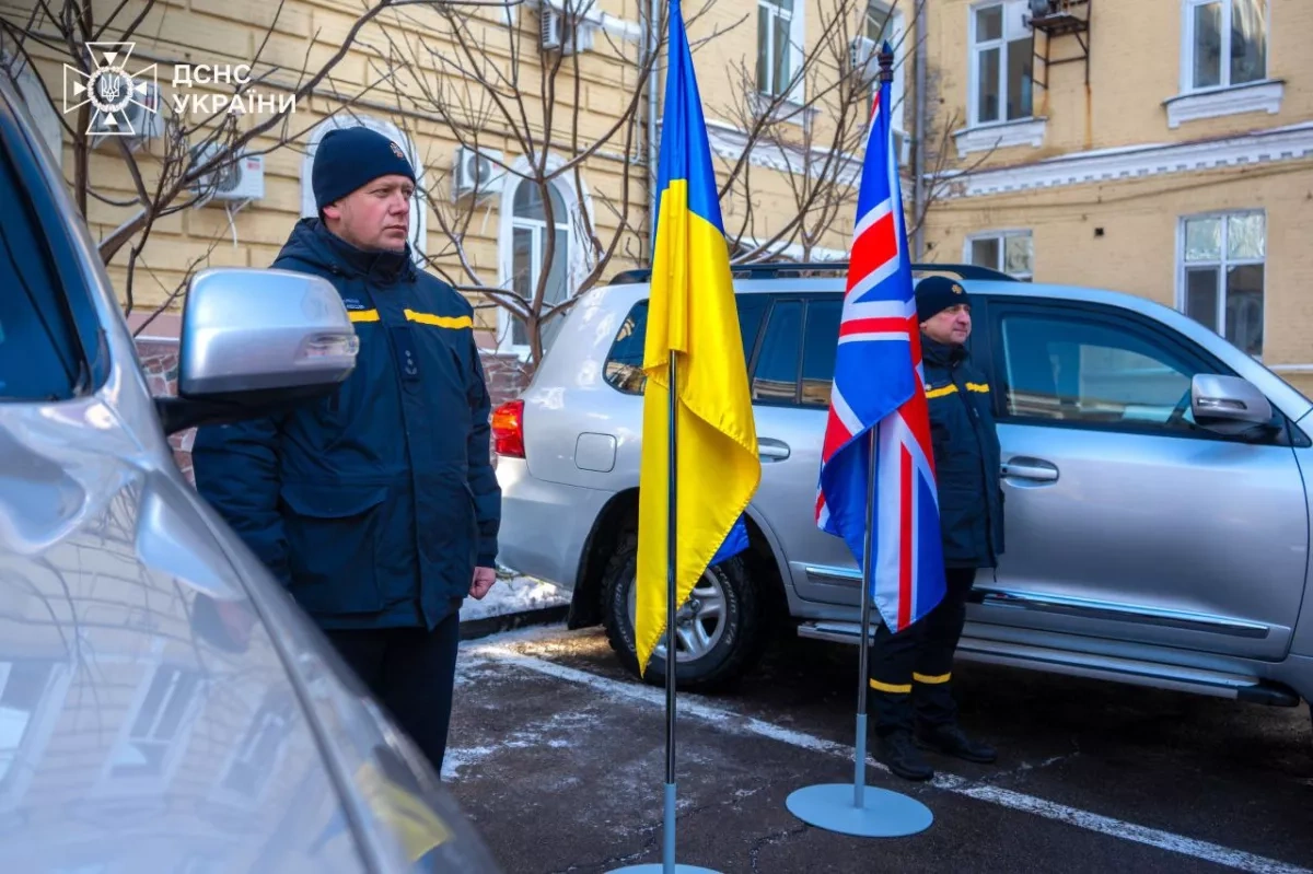 Ukraine emergency service receives armoured Land Cruisers from UK PHOTO / VIDEO