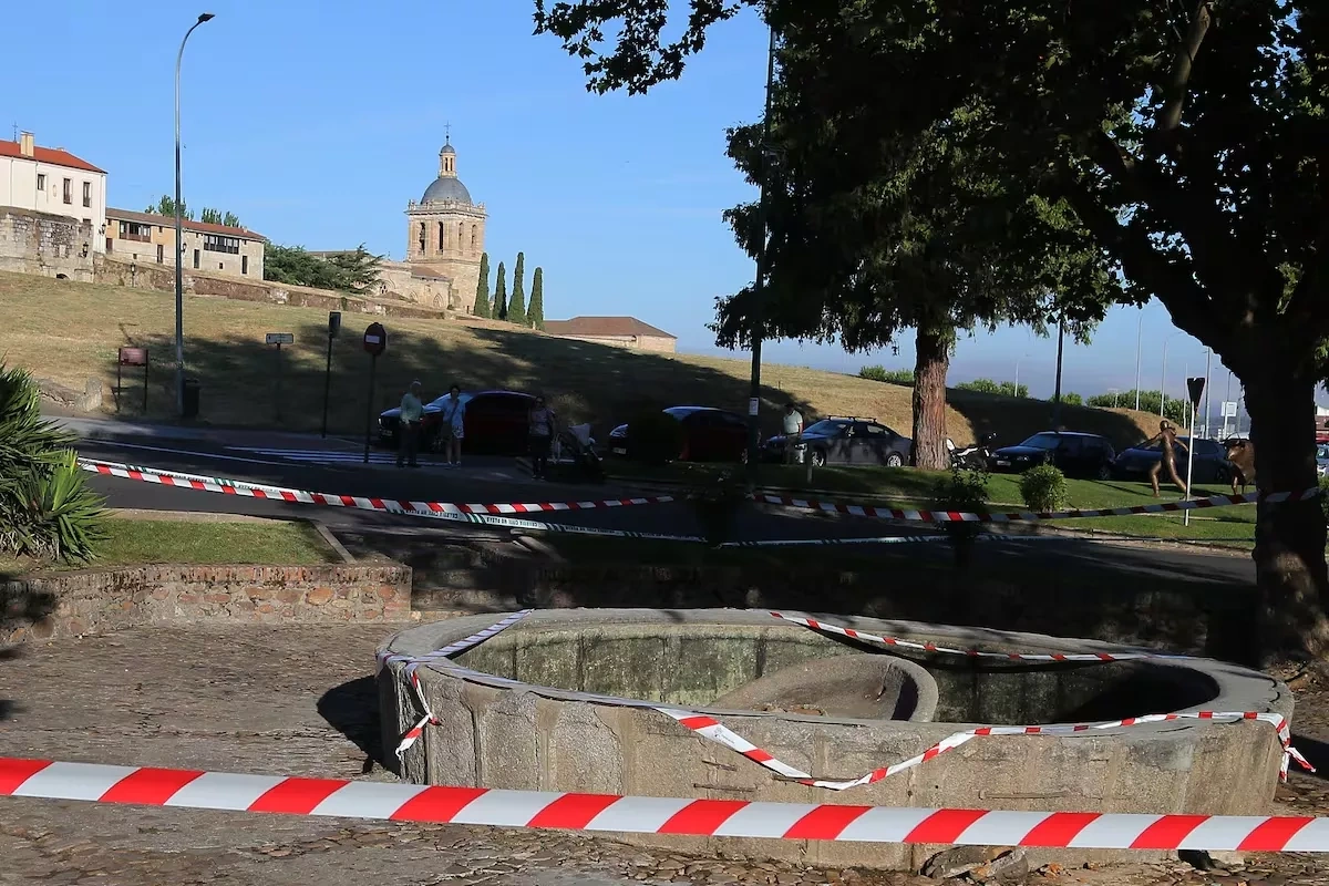 Teen dies after fountain collapse mars Spain's World Cup celebrations PHOTO