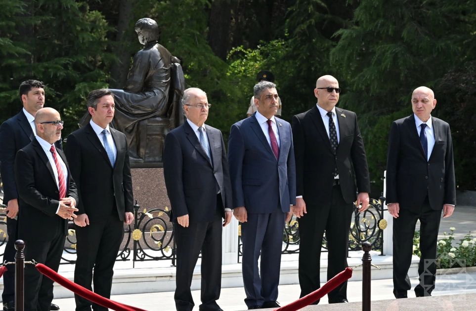 Palestinian PM visits grave of National Leader Heydar Aliyev at Alley of Honors (PHOTO)