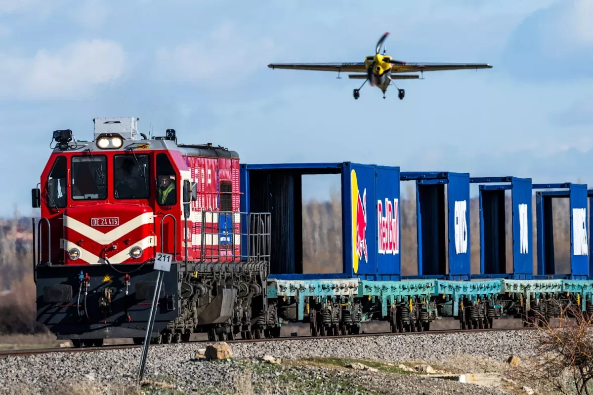Italian daredevil lands plane on high-speed train in Türkiye PHOTO / VIDEO