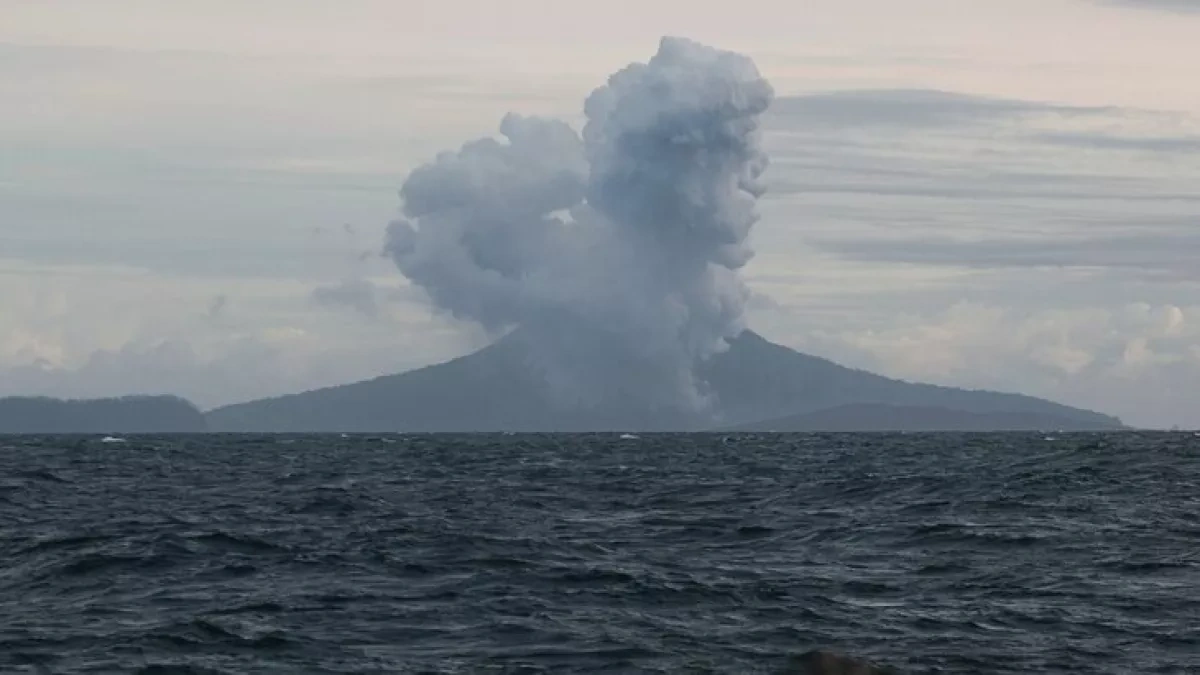 Indonesia readies three alternative airports as Anak Krakatau erupts