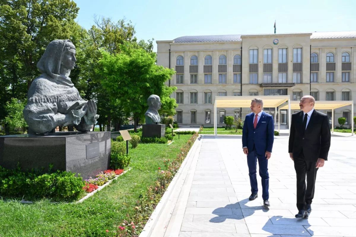 Azerbaijan, Slovak presidents view bullet-riddled busts in Shusha PHOTO