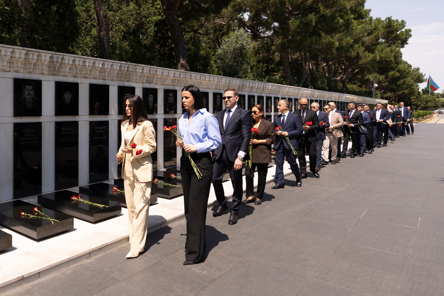 “AzerGold” CJSC marks 10th anniversary with visits to Alley of Honor and Alley of Martyrs (PHOTO)