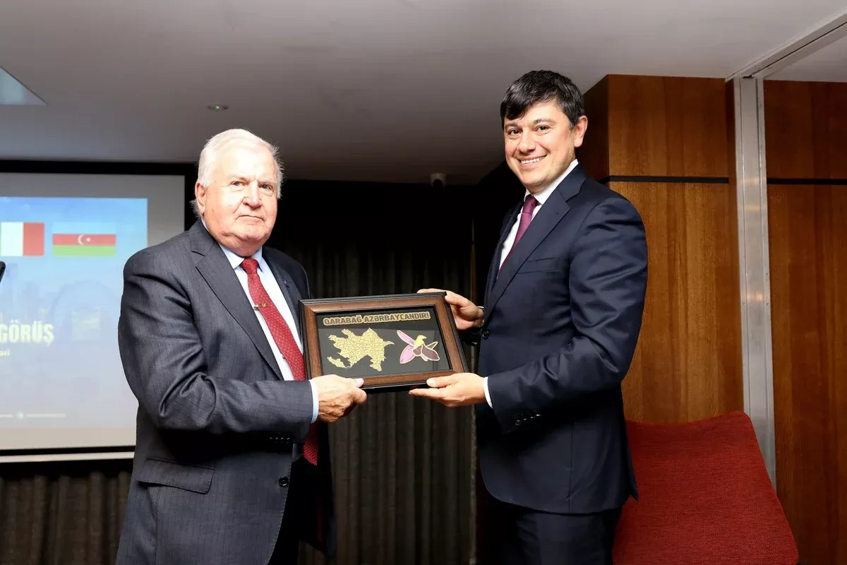Azerbaijan diaspora chief meets community in Dublin ahead of Independence Day PHOTO