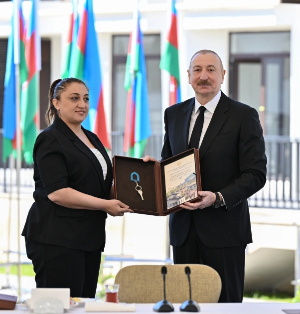 President Ilham Aliyev meets with families moving to first residential complex in Zangilan city (PHOTO)