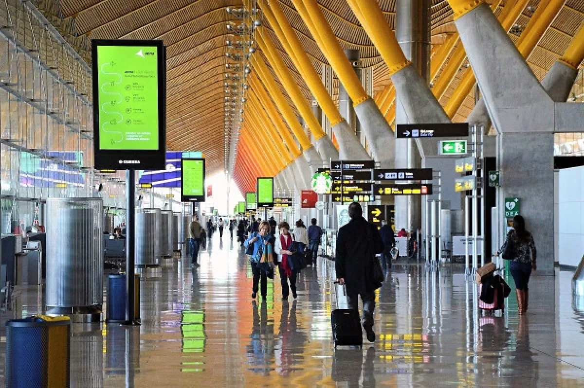 Spain extends border controls on arrivals from Italy for two weeks