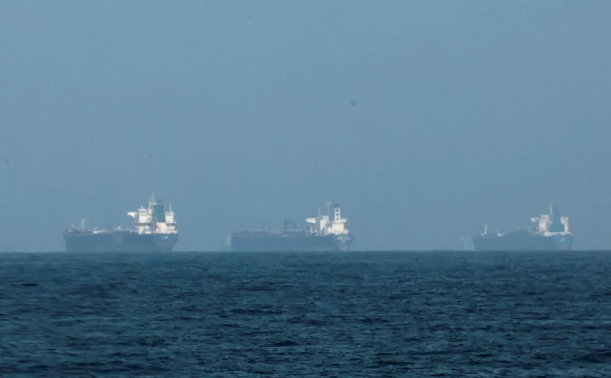 Washington considers insurance guarantees for tankers passing through Hormuz