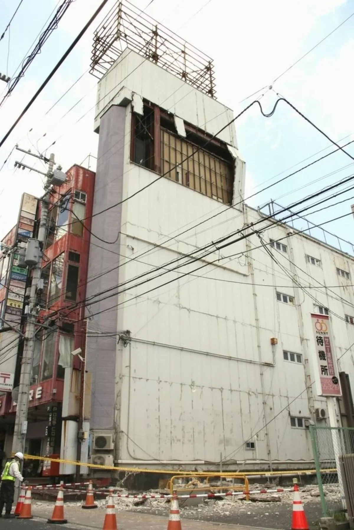 Powerful 7.2-magnitude earthquake strikes Japan, injuring four people PHOTO
