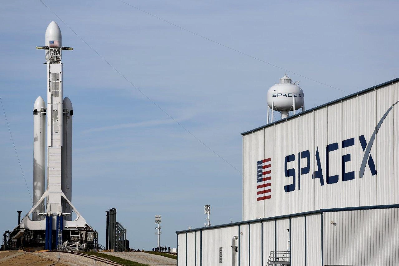 SpaceX, Charter explore partnership for US mobile service