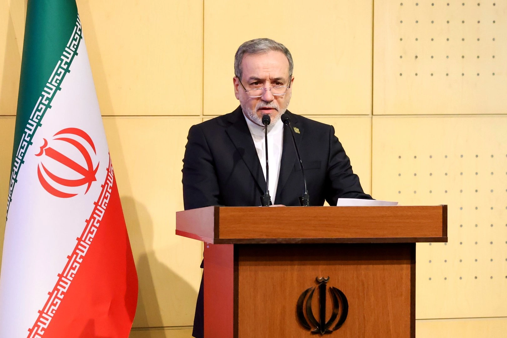 Iran highlights its efforts to develop co-op with neighbors on transit and cargo traffic