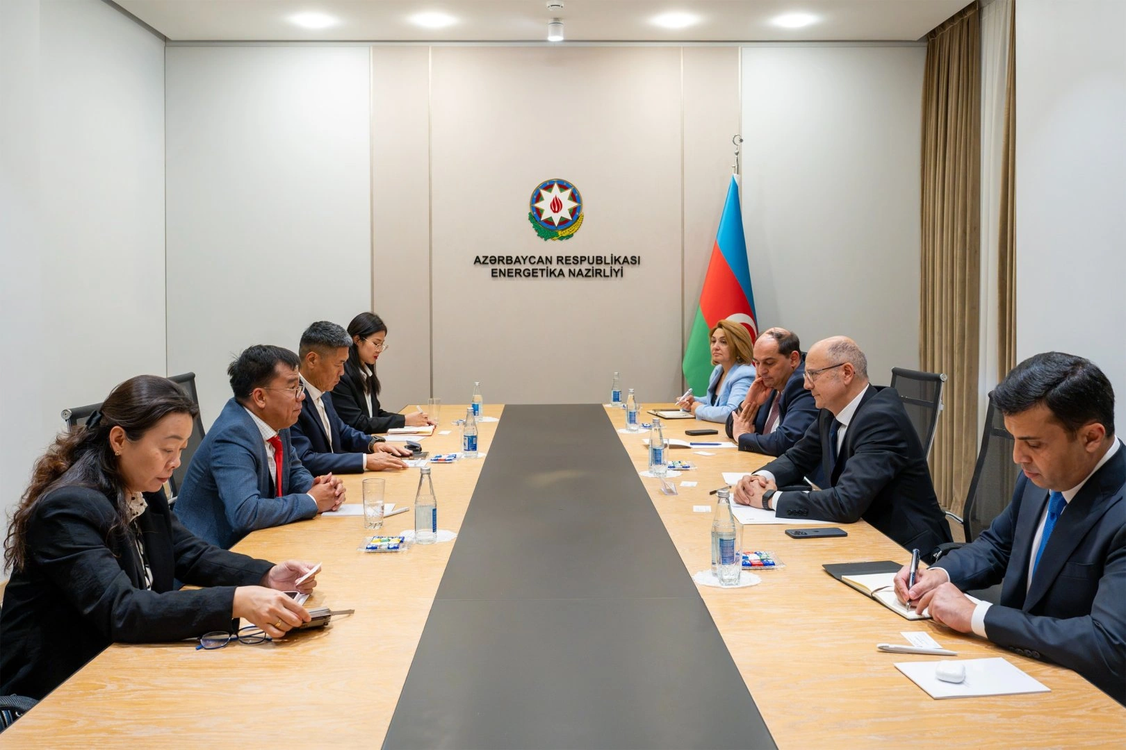 Azerbaijan, ROX Energy Global discuss wind and solar power projects (PHOTO)