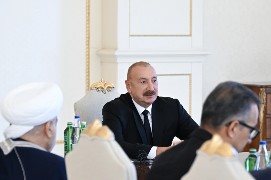 President Ilham Aliyev receives participants of international conferences held in Baku (PHOTO)