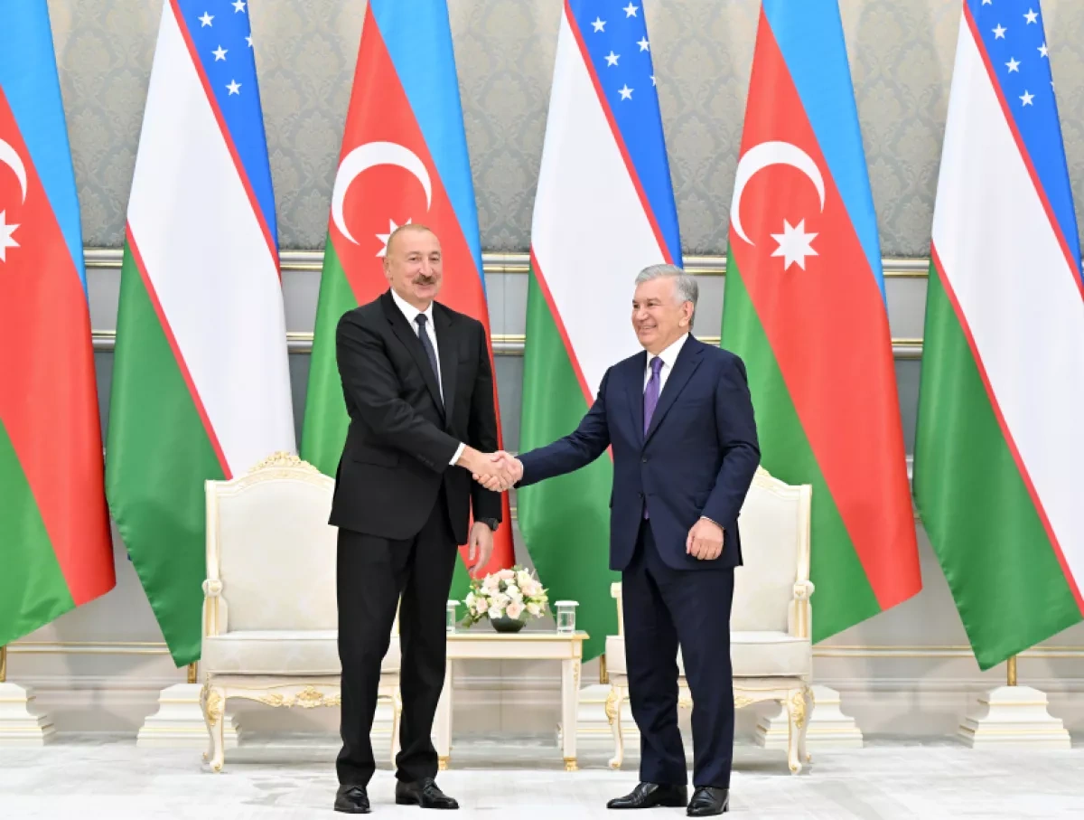 Aliyev and Mirziyoyev exchange highest state honors in Tashkent PHOTO