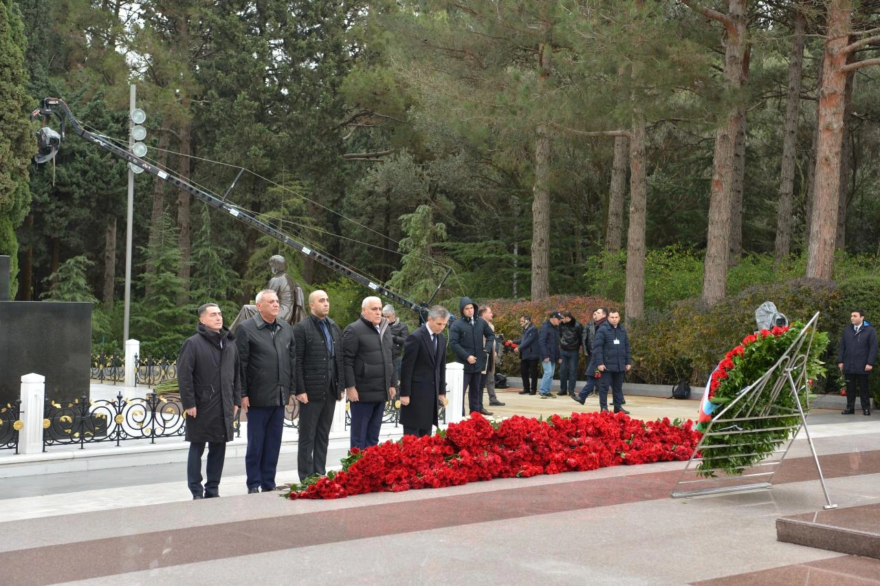 Azerbaijani Parliament staff commemorate National Leader Heydar Aliyev at Alley of Honor (PHOTO)