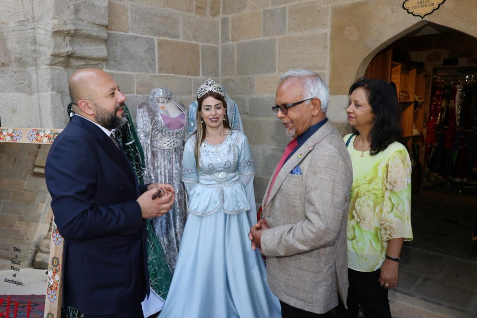 President of Mauritius explores Baku’s historic Icherisheher at WUF13 (PHOTO)