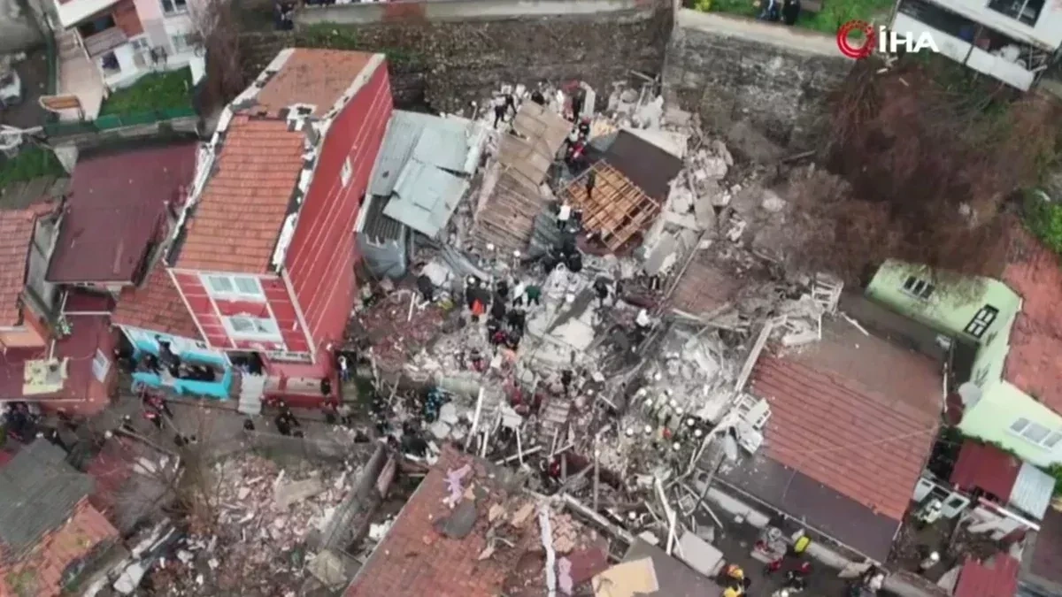 Two buildings collapse in Istanbul’s Fatih, people trapped under rubble PHOTO / UPDATED