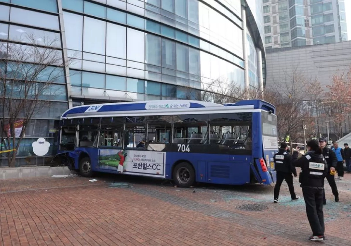 City bus crashes into Seoul Bank building, 13 injured PHOTO