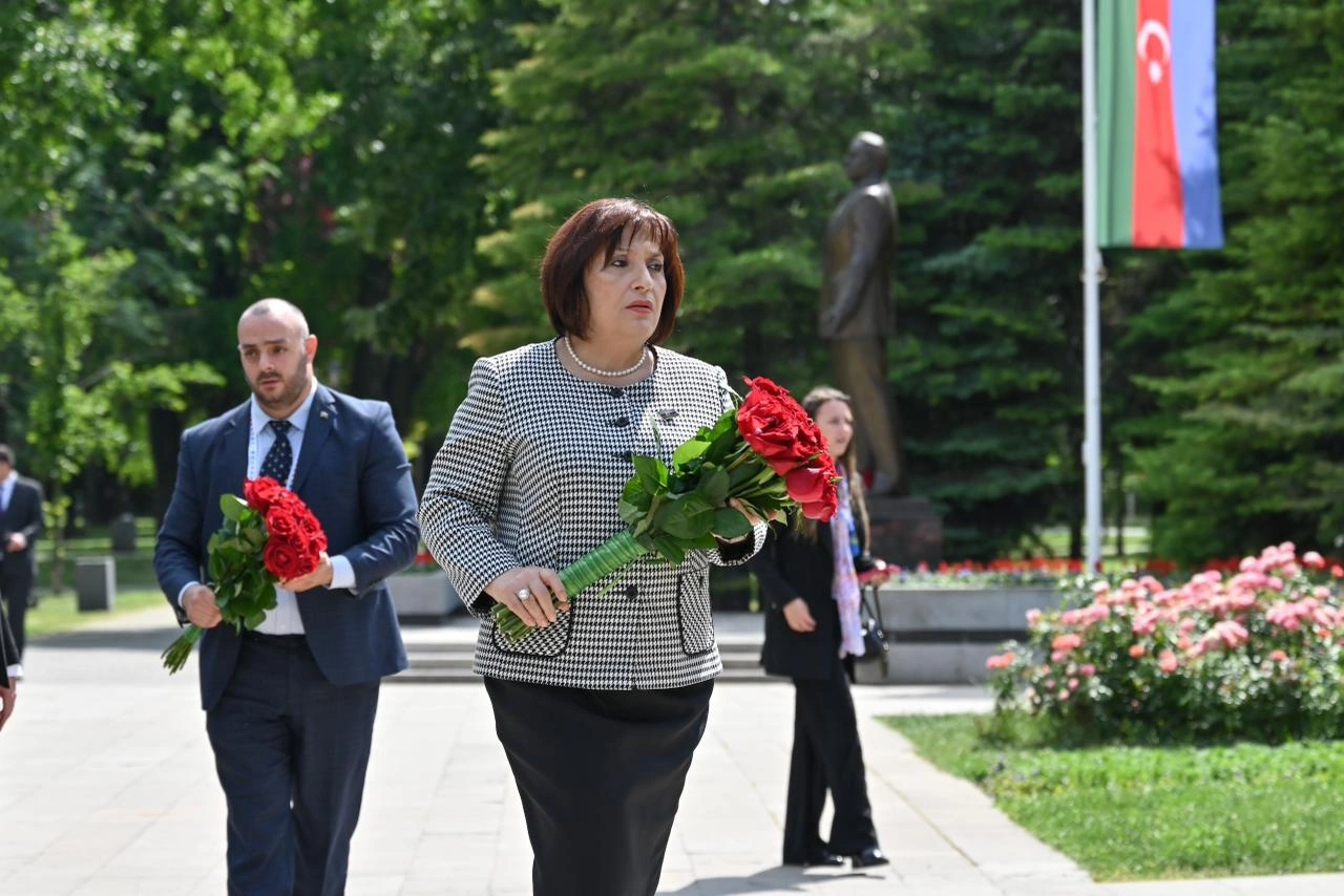 Speaker of Azerbaijani Parliament visits monument to National Leader Heydar Aliyev in Belgrade (PHOTO)
