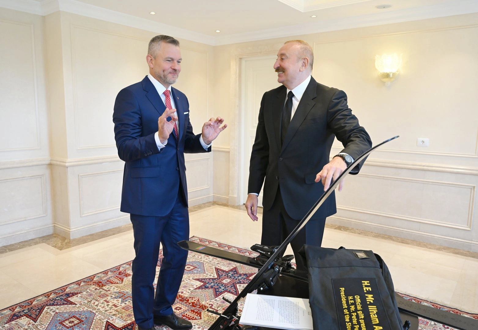 President Ilham Aliyev and President of Slovakia exchange commemorative gifts (VIDEO)