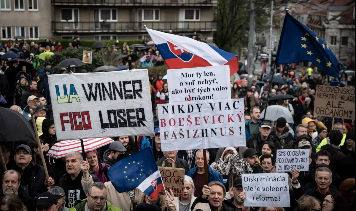 Mass protests erupt in Slovakia over planned electoral law changes PHOTO