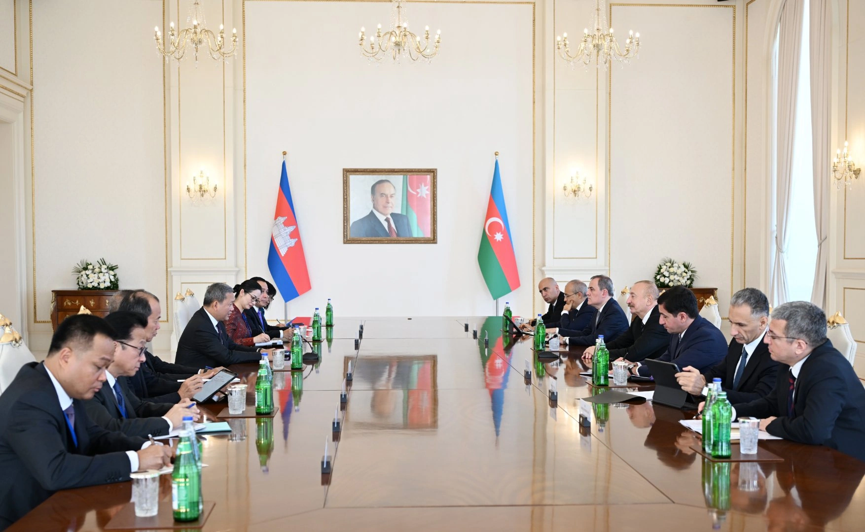 President Ilham Aliyev held expanded-format meeting with Prime Minister of Cambodia (PHOTO)