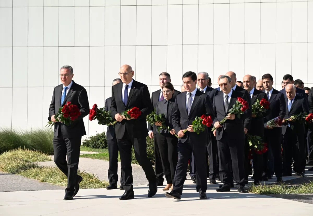 Azerbaijani state officials visit Victory Park to pay tribute to martyrs PHOTO