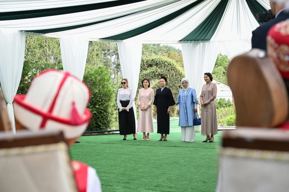 First Lady Mehriban Aliyeva views exhibition of handicrafts by masters of decorative and applied arts in Bishkek (PHOTO)