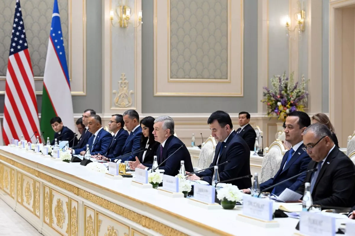 Uzbek leader holds high-level talks with US business leaders in Tashkent PHOTO