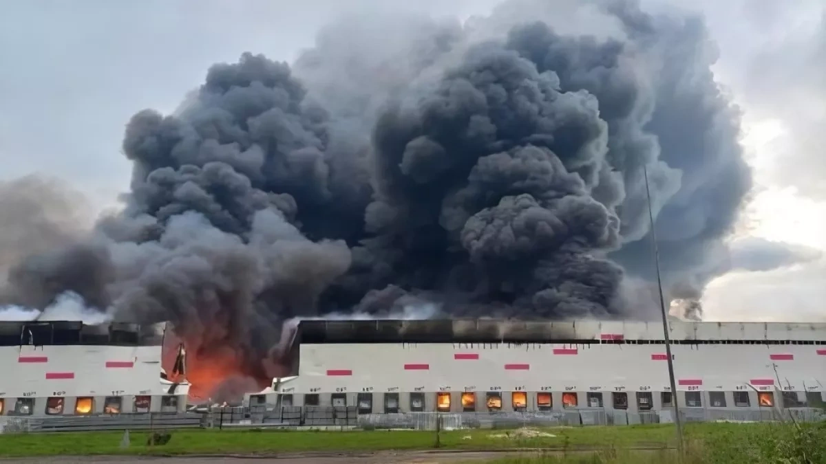 Drone attack sparks fire at Wildberries warehouse in Russia’s Udmurtia PHOTO / VIDEO