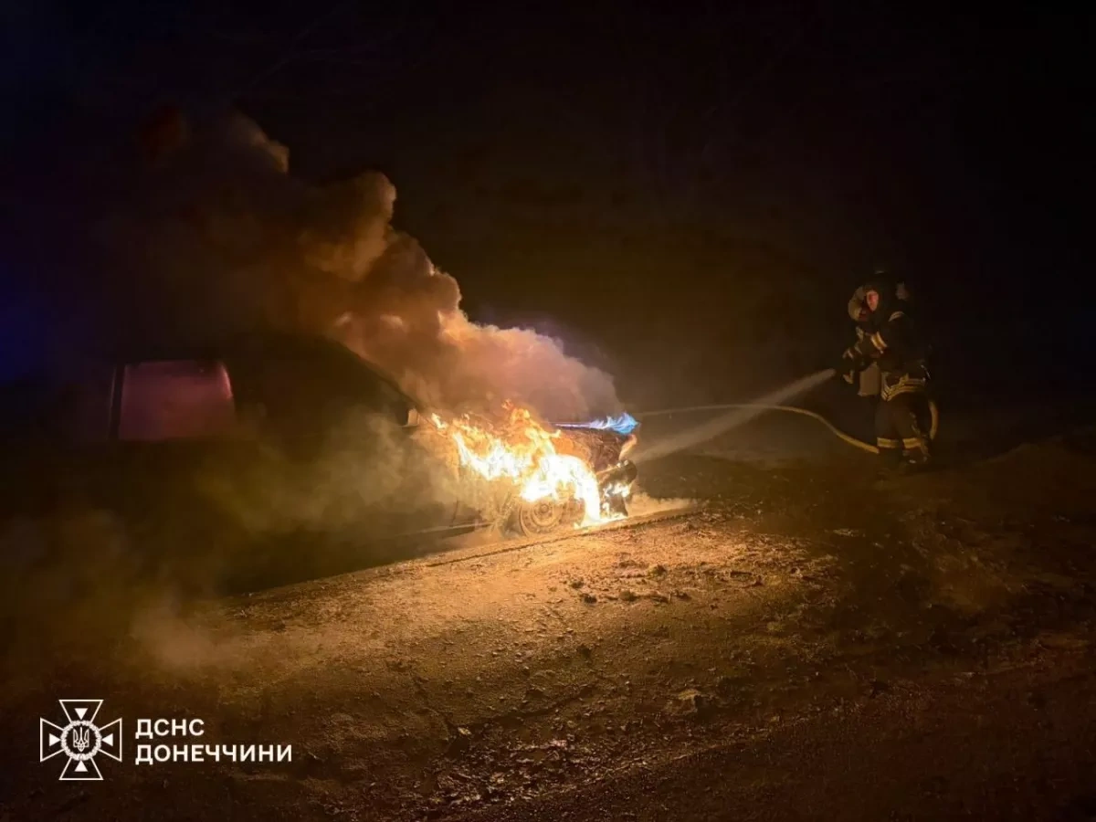 Ukraine's Donetsk endures intense shelling as civilians flee front lines PHOTO
