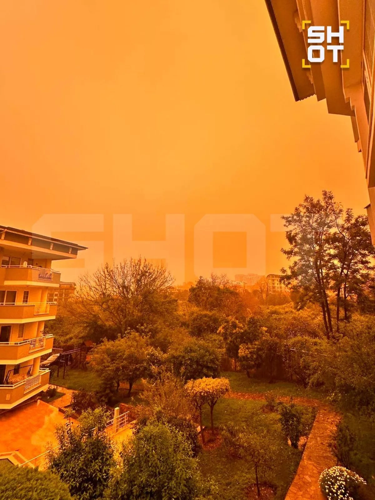Sandstorm colors Türkiye's resort city Antalya orange PHOTO