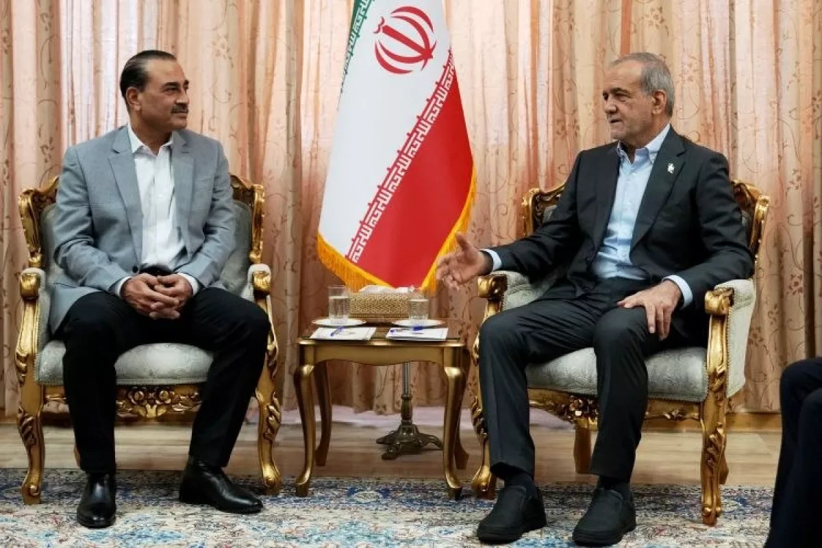 Pakistan army chief meets Iranian president during visit to Tehran PHOTO